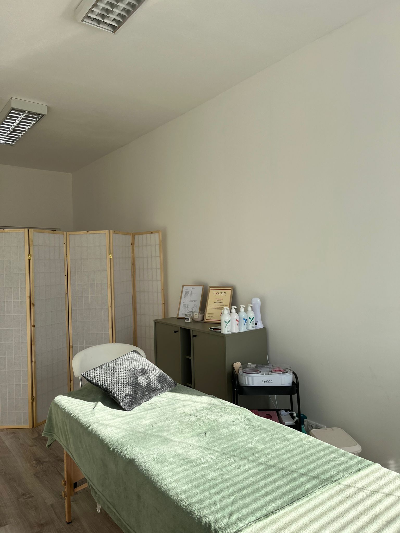 Detail pracovného miesta – pohodlné ležadlo a hygienické pomôcky